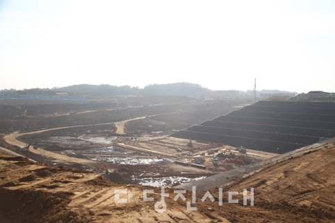 ▲ ㈜제이엔텍이 송산면 동곡리에 위치한 송산2일반산업단지에 약 5만7000평 규모의 폐기물 매립시설을 점검하고 있다.