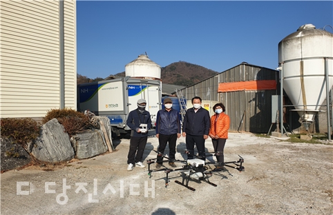 ▲ 면천농협이 양계농가를 대상으로 드론을 활용해 AI 방제활동에 나섰다.