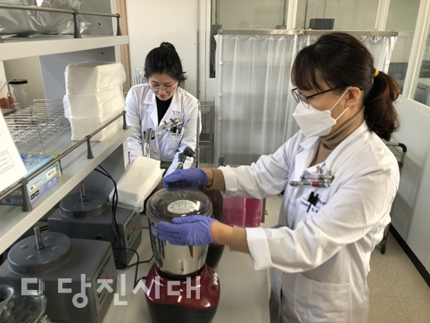 ▲ 당진시농업기술센터가 운영하는 친환경안전성분석실에서 잔류농약을 분석하고 있는 직원들의 모습