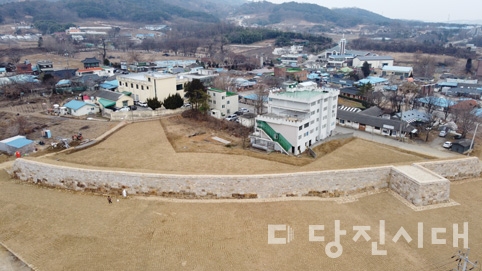 ▲ 지난달 복원 공사가 완료된 면천읍성 서남치성 및 서벽
