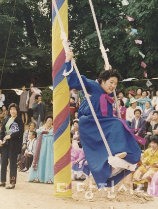 ▲ 한 여성이 한복을 입고 그네를 뛰고 있다.