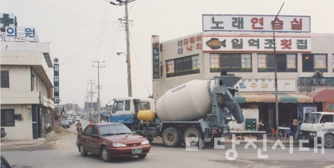 ▲ 옛 합덕읍 운산리 거리 모습. 제일의원은 지금까지 옛 모습 그대로 유지하고 있다.