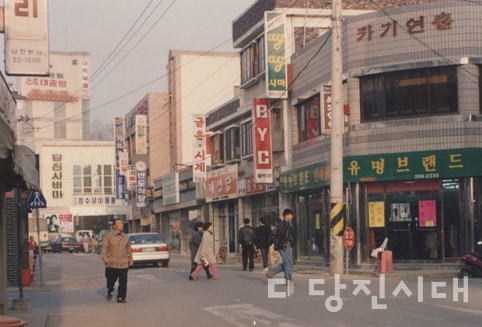 ▲ 옛 당진시내 거리. 골목 뒤로 보이는 당진시네마는 문을 닫았다. 당진시네마 벽면에 양영화 <무단침입>이라는 포스터가 걸려 있다.