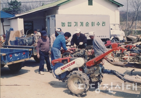 ▲ 농번기를 앞둔 농촌 풍경. 농기계 순회 수리가 이뤄지고 있다.