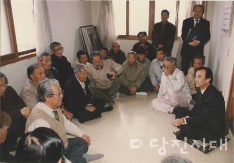 ▲ 마을회관으로 추정되는 곳에서 사람들이 모여 앉아 간담회를 진행하고 있다.