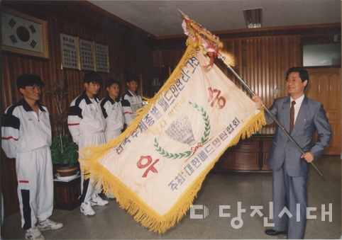 ▲ 대한배드민턴협회가 주최한 전국 추계종별 배드민턴 리그전에서 우승한 한 팀이 축하를 받고 있다.
