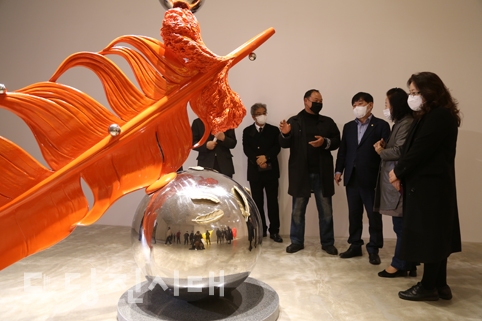 ▲ 2021 당진 올해의 작가전 배효남 조각가의 전시회가 지난 12일 당진문예의전당 전시관에서 개막했다.