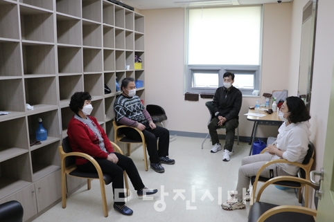 ▲ 이번에 새롭게 당진시장애인복지관에 조성된 장애인 일자리 참여자 휴게실에서 참여자들이 휴식을 취하고 있다.