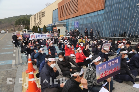 ▲ 지난 15일 당진시청 앞에서 우강면민들이 송전선로 설치 반대 집회를 벌이고 있다.