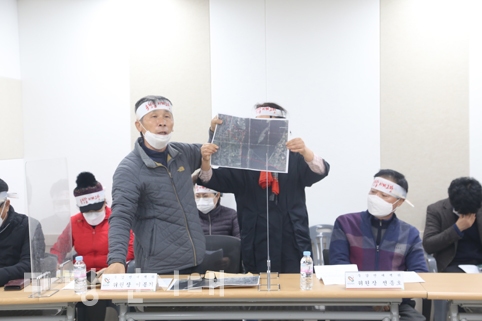 ▲ 간담회에서 우강면 송전선로 반대대책위원회가 우강면 노선 철회와 삽교호 구간 지중화를 요구하고 있다.