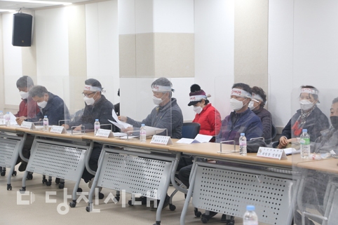 ▲ 간담회에서 우강면 송전선로 반대대책위원회가 우강면 노선 철회와 삽교호 구간 지중화를 요구하고 있다.