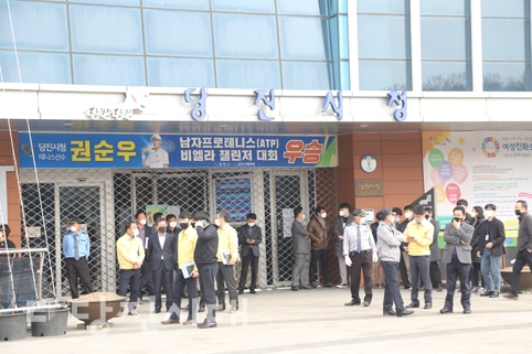 ▲ 집회와 간담회가 진행되는 동안 당진시청 1층 출입구가 폐쇄됐다.