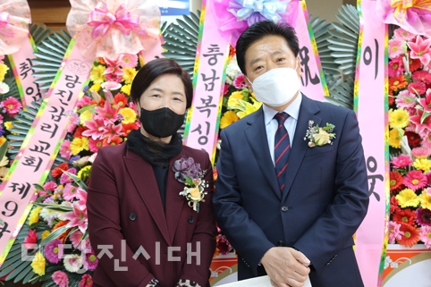▲ 문정숙 이임 이사장(왼쪽)과 안준상 신임 이사장(오른쪽)