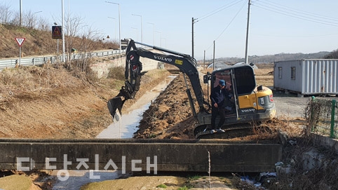 ▲ 합덕읍 소소리에서 퇴적토 준설작업이 이뤄지고 있다.