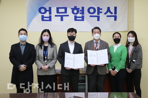 ▲ 석문회복기요양병원과 당진시노인복지관이 노인의 복지·의료 서비스 제공을 위해 업무협약을 체결했다.