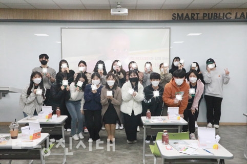 ▲ 신성대학교 간호학부의 교수와 재학생들이 비대면 봉사활동인 ‘태양광 랜턴 만들기’ 봉사를 지난 18일 실시했다.