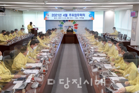 ▲ 김홍장 당진시장이 자가격리 해제 직후 지난 20일 업무에 복귀해 당진시 주요업무회의에 참석했다.