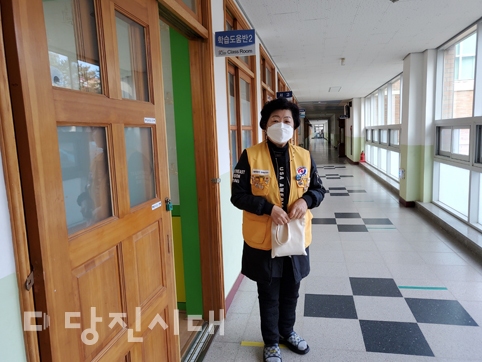 ▲ 회원들이 기지초 학습도우미 봉사를 실시하고 있는 모습