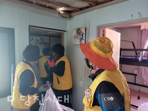 ▲ 화재 현장 정리작업 봉사를 펼치고 있는 회원들