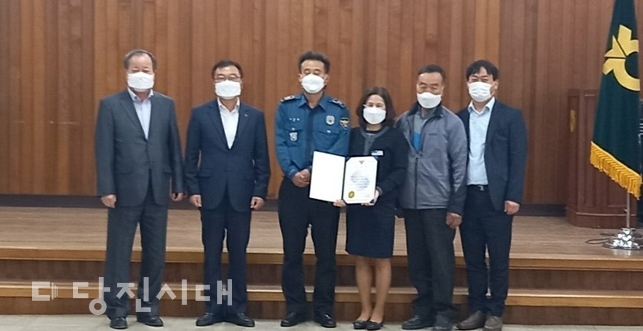 ▲ 송산농협 유곡지점 유은실 계장(오른쪽에서 세번째)이 보이스피싱 피해를 막은 공로를 인정받아 당진경찰서로부터 감사장을 받았다.