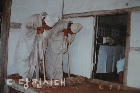 ▲ 1982년 한만섭 씨의 아버지가 돌아가셨을 당시 장례를 치르던 모습. 당시에는 장례식장이 없어 집에서 상주가 삼베옷을 입고 미루나무로 만든 지방이를 짚은 채 손님이 올때마다 곡소리를 냈다.