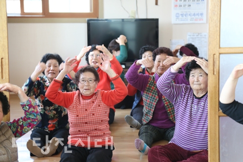▲ 순성면 성북2리 노인들이 경로당에서 건강체조를 하고 있는 모습