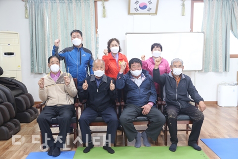 ▲ 지난 10일 마을회관에서 만난 송악읍 오곡리 주민들