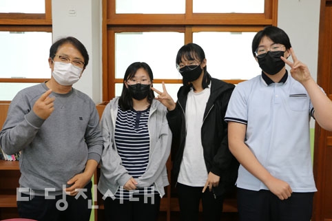 ▲ 노창엽 부장과 (왼쪽부터) 3학년 안정미, 이신형 학생과 2학년 한태희 학생