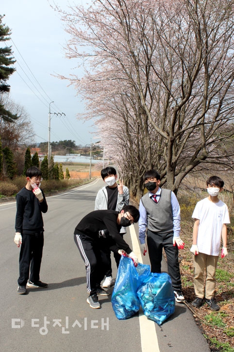 ▲ 4. 동네에서 쓰레기를 줍고 있는 고대중 학생들