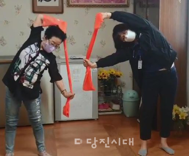 ▲ 당진남부노인복지관이 어르신들을 대상으로 건강 프로그램을 운영하고 있다.