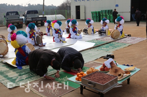 ▲ 지난 2014년 대호지면 적서리 주민들이 볏가리대를 내리기 전 고사를 지내고 있다.