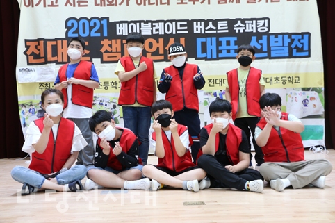 ▲ 전대초 베이동아리가 지난 24일부터 28일까지 전교생을 대상으로 팽이 대회를 개최했다.