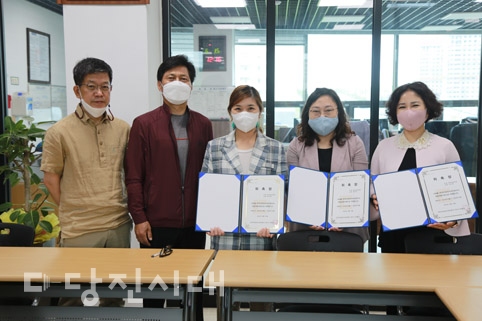 ▲ 당진시대 신문사가 신임 편집자문위원을 위촉하고 지난 15일 위촉식을 진했다.