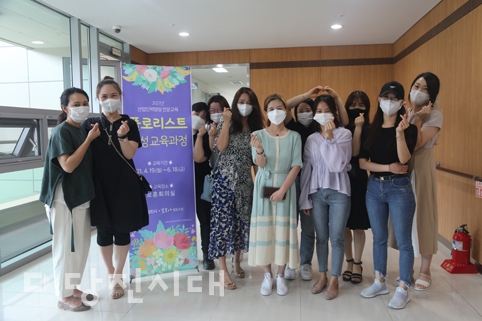 ▲ 지난 15일 꽃모아 협동조합이 호국보훈의 달을 맞아 유공자들에게 꽃을 선물했다.