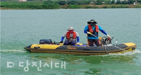▲ 지난 22일 한국농어촌공사 당진지사가 초대저수지에서 녹조제거제 살포작업을 실시했다.