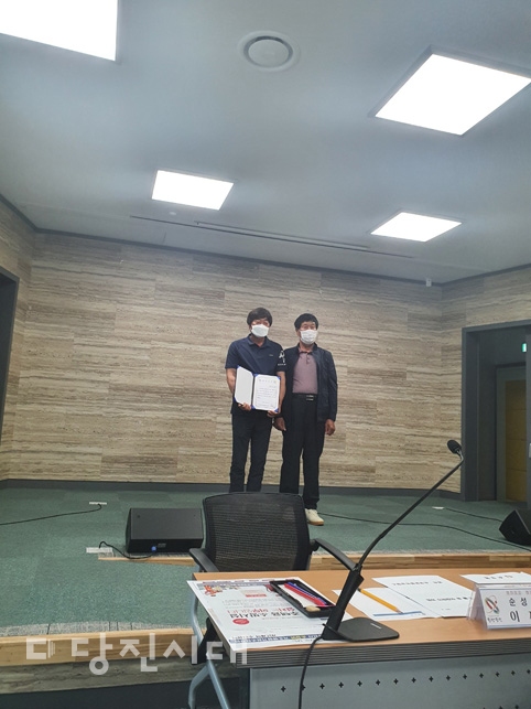 ▲ 지난 18일 순성면이장협의회가 이원규 옥호1리 이장(왼쪽)에게 자녀 장학금 100만 원을 전달했다.