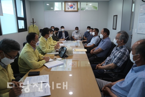 ▲ 지난 14일 석문면 개발위원회와 김홍장 당진시장이 면담을 가졌다.