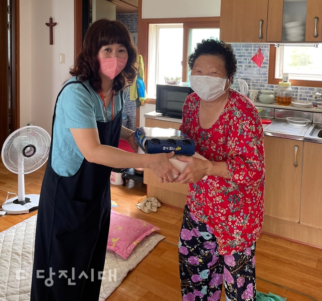 ▲ 당진시노인복지관이 지난 1일부터 30일까지를 폭염대비 집중관리 기관으로 정한 가운데, 노인맞춤돌봄서비스사업을 실시하고 있다.