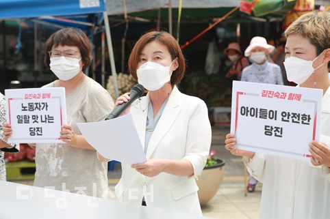 ▲ 김진숙 진보당 당진시위원장이 당진어시장 앞에서 시의원 출마를 선언했다.