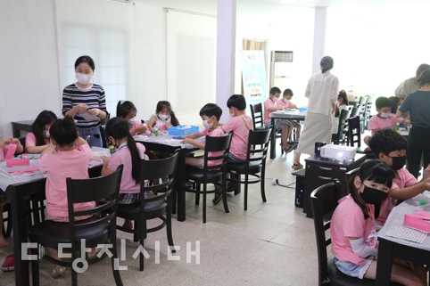 ▲ 한국도량형박물관이 지난달 28일 ‘문화가있는날’을 맞아 꽃신을 신고 뛰어보자 폴짝 프로그램을 실시했다.