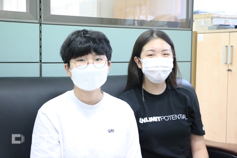 ▲ (왼쪽부터) 서야고등학교 2학년 윤혜원, 조서현 학생