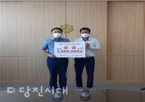 ▲ 지난 6일 원국희 이사장(왼쪽)이 성금 300만 원을 전달하고 기념사진을 촬영했다.