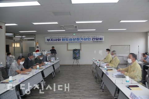 ▲ 원도심 상점가 상인들과 이우성 충남도 문화체육부지사와의 간담회가 지난 25일 진행됐다.