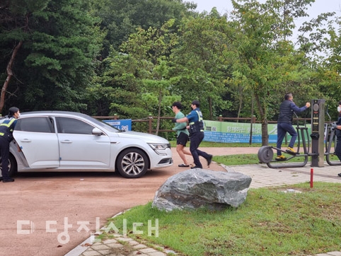 ▲ 계림공원에서 음주를 하고 주민과 실랑이가 벌어지자 신고를 받은 경찰이 출동했다. 음주자가 경찰과도 몸싸움을 하고 있는 모습