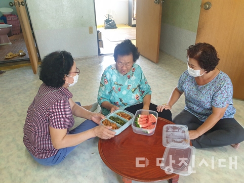 ▲ 애니맘 활동가들이 지역 곳곳에서 틈새 돌봄 서비스를 제공하고 있는 모습