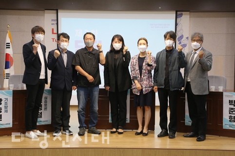 ▲ 지역 인사들이 상량식 마지막 과정으로 함께 종도리를 올리고 있다.