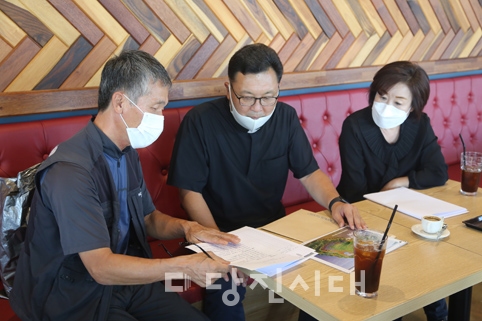 ▲ 지난 3일 우강면송전선로 반대대책위원회가 이용호 솔뫼성지 전담신부를 만나 송전선로 지중화를 위해 주민들과 함께해 달라고 요청했다.