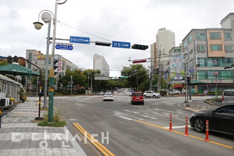 ▲ 계성초등학교 인근 도로. 2차선과 4차선이 교차하는 지점으로, 보행 신호가 짧아 초등학교 저학년 아이들은 횡단보도 중간부터 뛰는 일이 종종 발생하고 있다.