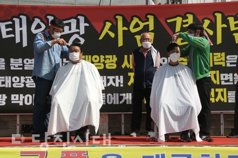 ▲ 대호지태양광반대대책위원회가 지난 1일 태양광발전 사업 결사반대를 외치며 반대 행진 및 집회를 진행했다.