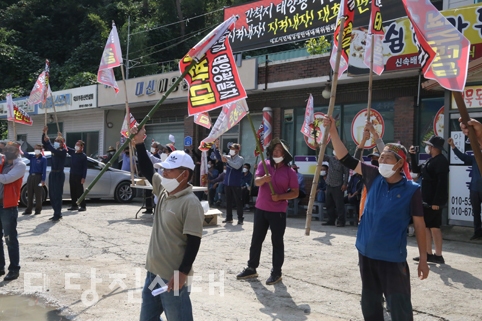 ▲ 대호지태양광반대대책위원회가 지난 1일 태양광발전 사업 결사반대를 외치며 반대 행진 및 집회를 진행했다.